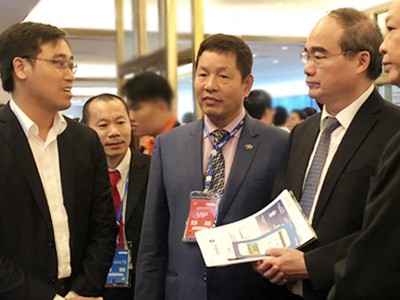 Bí thư Thành ủy TP HCM Nguyễn Thiện Nhân (thứ hai, bên phải) nói chuyện với các nhà sáng tạo trẻ về đề án thành phố thông minh. Ảnh: Tuyết Nguyễn.