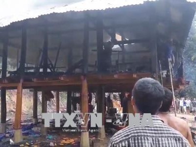 Căn nhà sàn vừa mới xây dựng xong đã cháy rụi.