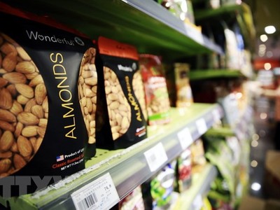 Hạnh nhân đóng gói nhập khẩu từ Mỹ được bày bán tại một siêu thị ở Bắc Kinh, Trung Quốc ngày 5/7. (Nguồn: EPA/TTXVN).