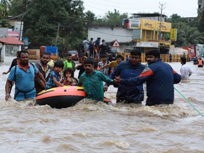 Các tình nguyện viên và lực lượng cứu hộ hôm giúp sơ tán người dân khỏi khu vực ngập lụt ở quận Ernakulam, bang Kerala, Ấn Độ hôm 17/8. Ảnh: AFP. 