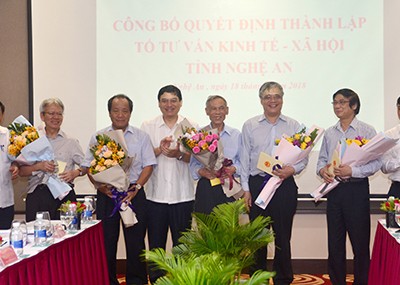 Lãnh đạo tỉnh tặng hoa chúc mừng các thành viên Tổ tư vấn. Ảnh: CTV.