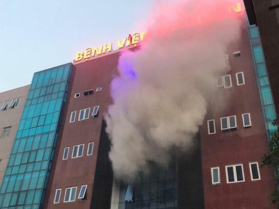 Khói lửa bốc lên nghi ngút ở phía trước của BV Bưu Điện (Ảnh: CTV).