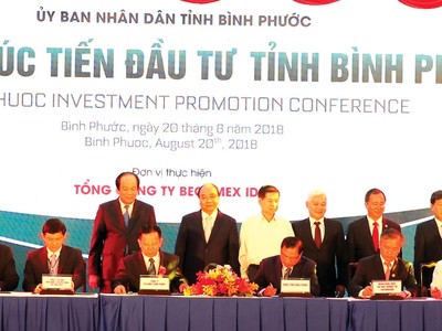 Ông Phan Đình Tuệ - Phó Tổng giám đốc Sacombank (ngồi thứ 3 từ phải qua) ký hợp đồng hợp tác toàn diện với Becamex Bình Phước.