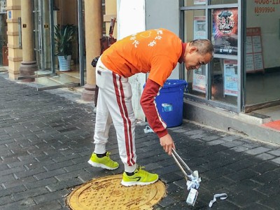 Tỷ phú tiền tệ người Trung Quốc ngày nào cũng đi nhặt rác làm sạch các đường phố quanh nhà mình. Ảnh: Sixth Tone.