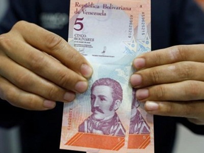 Đồng 5 Bolivar mới của Venezuela. Ảnh: Reuters.