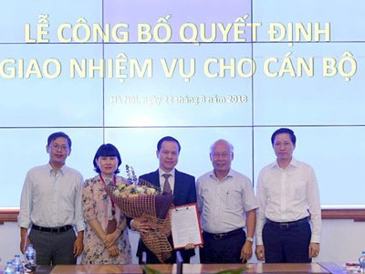 Ông Nguyễn Đăng Nguyên (cầm hoa ở giữa) tại lễ công bố quyết định nhận nhiệm vụ Tổng giám đốc. Ảnh: MobiFone.