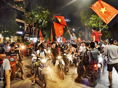 Nhiều nhóm thanh niên hát bài "Nối vòng tay lớn" sau chiến thắng của đội tuyển Việt Nam trước Bahrain vào hôm 23/8. Ảnh: Giang Huy.