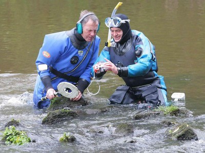 Ông Rolfe Mitchinson và Bob Middlemass lặn sông Tees để tìm kho báu hồi năm 2012. (Nguồn: TNE).