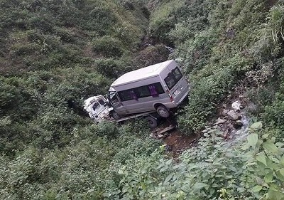 Xe cứu hộ lao xuống vực ở Hòa Bình. Ảnh: Gia Chính