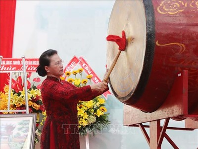 Chủ tịch Quốc hội đánh trống khai giảng tại Trường THPT Chuyên Lê Hồng Phong. Ảnh: TTXVN