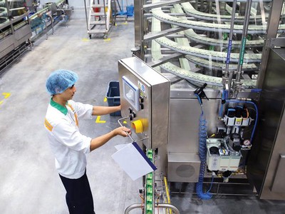 Kinh tế mới quay lại đà bứt tốc mạnh mẽ vào năm ngoái tạo đà cho việc thực hiện mục tiêu phát triển kinh tế - xã hội những năm còn lại của Kế hoạch 2016 - 2020. Trong ảnh: Nhà máy của Nestle tại Hưng Yên. Ảnh: Đức Thanh