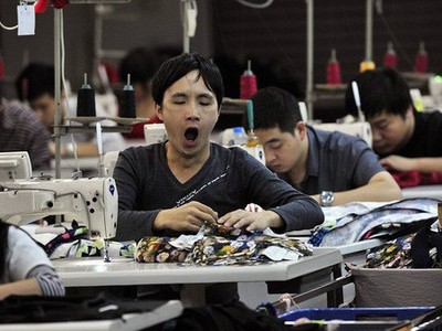 Cuộc khảo sát Caixin-Markit tháng 8 nói rằng chiến tranh thương mại đang đè nặng lên "tâm lý nói chung" của các doanh nghiệp trong ngành sản xuất Trung Quốc - Ảnh: WSJ.