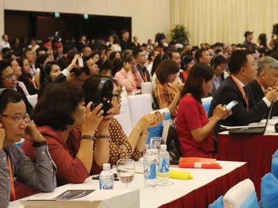 Đồng đảo nhà đầu tư trong nước và quốc tế tham dự Hội nghị IREC 2018.