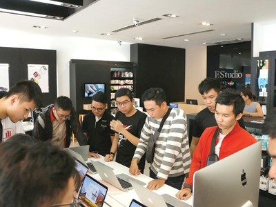 Tại Việt Nam, hiện có gần 20 cửa hàng ủy quyền chính hãng của Apple. Trong ảnh: Cửa hàng F.Studio by FPT của FPT Retail.