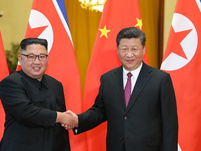 Lãnh đạo Triều Tiên Kim Jong-un bắt tay Chủ tịch Trung Quốc Tập Cận Bình trong lễ đón tiếp ở Đại lễ đường Nhân dân Bắc Kinh ngày 19/6. Ảnh: Xinhua.