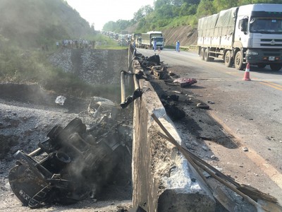 Cầu Ngòi Thủ bị hư hỏng nặng sau tai nạn ngày 5/9. Ảnh: Báo Giao thông