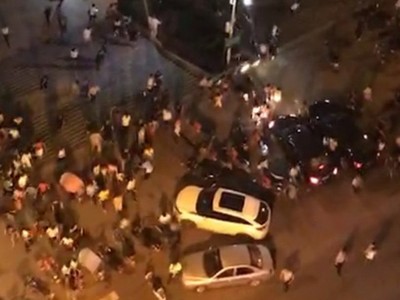 Vụ đâm xe nhằm vào quảng trường đông người ở Hồ Nam. (Ảnh: Weibo)