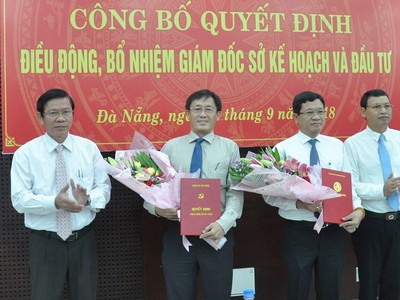 Lãnh đạo TP. Đà Nẵng trao quyết định điều động, bổ nhiệm chức vụ mới cho ông Trần Văn Sơn và ông Trần Phước Sơn.