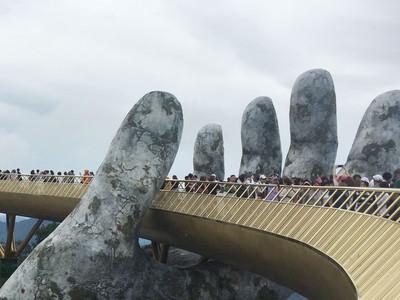 Cầu Vàng tại Đà Nẵng thu hút đông đảo khách du lịch trong và ngoài nước thời gian gần đây