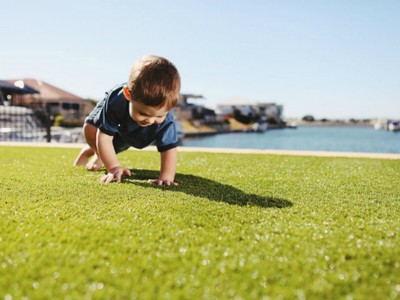 Chơi ngoài trời giúp bé tăng khả năng thông minh - Ảnh: Royal Grass.