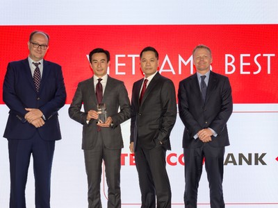 Ông Trịnh Bằng và ông Bá Dũng (ở giữa) đại diện Techcombank nhận giải thưởng từ Euromoney