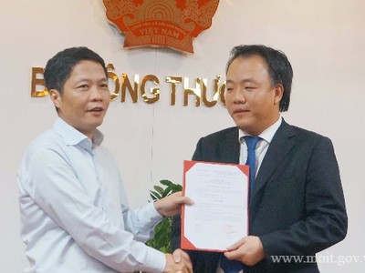 Ông Trần Hữu Linh thời điệm nhận quyết định giữ chức Chánh văn phòng Bộ Công Thương.