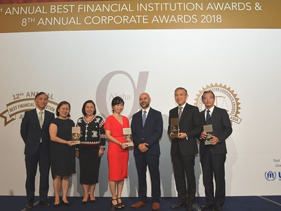 Bà Vũ Thị Bích Thu, Trưởng văn phòng Đại diện Vietcombank tại Singapor (thứ 4 từ trái sang) nhận Giải thưởng từ ông Siddiq Bazarwala, Tổng biên tập Tạp chí Alpha Southeast Asia