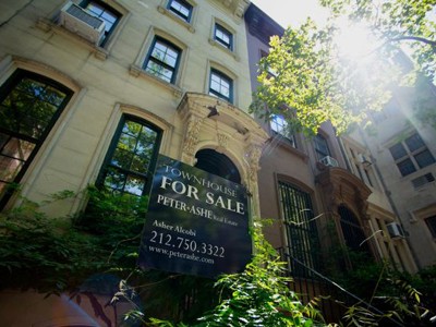 Việc mua nhà với người trẻ Mỹ khó vì nợ sinh viên và tiền trả trước lớn. Ảnh: CNBC.