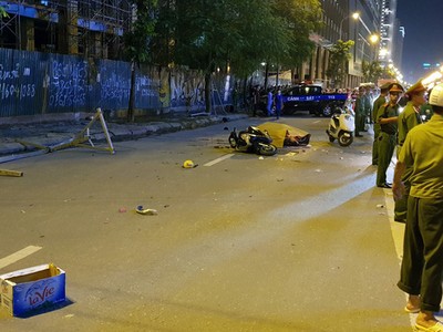 Khung sắt rơi xuống đường khiến 2 người thương vong.