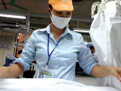 Tận dụng cơ hội, doanh nghiệp dệt may đẩy mạnh sản xuất