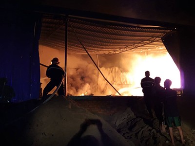 Lửa bùng cháy dữ dội trong xưởng gỗ. Ảnh: Nguyệt Triều.