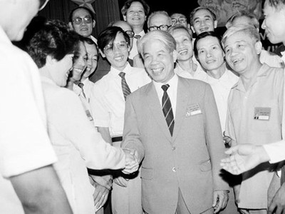 Tổng Bí thư Đỗ Mười với các đại biểu dự Đại hội VII Đảng Cộng sản Việt Nam (tháng 6/1991). (Ảnh: Xuân Lâm/TTXVN).