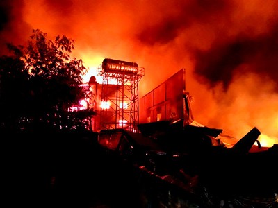 Biển lửa bao trùm nhà xưởng công ty gỗ.  Ảnh: Nguyệt Triều.