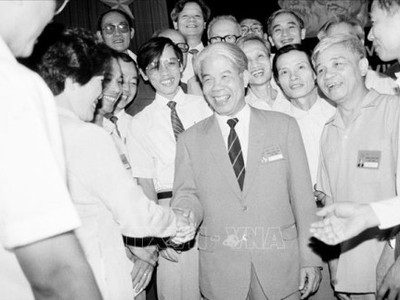 Tổng Bí thư Đỗ Mười với các đại biểu dự Đại hội VII Đảng Cộng sản Việt Nam (tháng 6/1991). Ảnh: TTXVN.