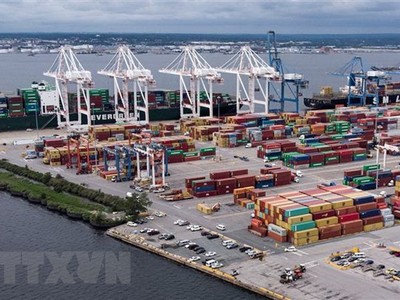 Hàng hóa được xếp tại cảng ở Baltimore, Maryland, Mỹ. (Nguồn: AFP/TTXVN).
