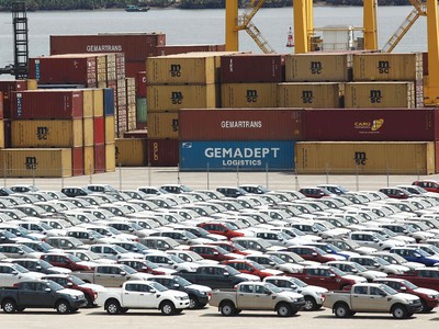 Ô tô nhập khẩu về Việt Nam tăng mạnh, chờ đợi giá hạ nhiệt