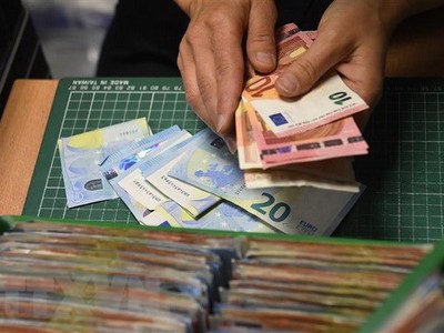 Kiểm đồng euro tại một công ty bán hàng ở Rennes, Pháp. (Nguồn: AFP/TTXVN).