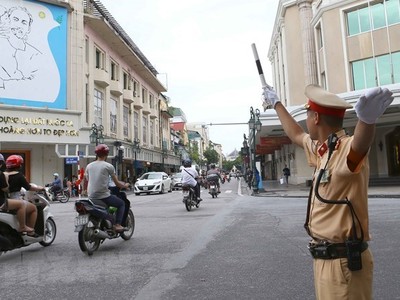 Cảnh sát giao thông Hà Nội làm nhiệm vụ tại phố Hàng Bài-Tràng Tiền. (Ảnh: Doãn Tấn/TTXVN).
