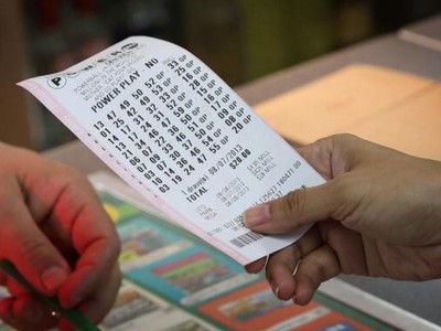 Charles Dudley vừa tìm được tờ vé số trúng 1 triệu USD trong khi xem và dọn ví. (Nguồn: Scott Olson/Getty Images).