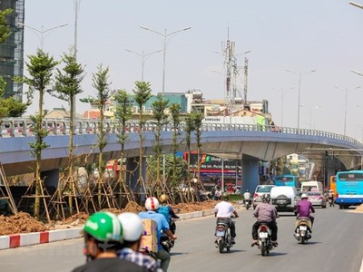 Dự án cầu vượt An Dương-Thanh Niên với mức đầu tư hơn 300 tỷ đồng ở Hà Nội đang hoàn tất công đoạn cuối chuẩn bị khánh thành sau một năm thi công. (Ảnh: Minh Sơn/Vietnam+).