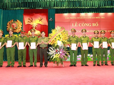 Thứ trưởng Nguyễn Văn Sơn trao quyết định của Bộ trưởng Bộ Công an điều động công tác đối với các đồng chí lãnh đạo Văn phòng Cơ quan CSĐT..