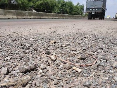 Có những đoạn trên quốc lộ 1A đoạn đi qua Bình Định mặt đường rất xấu. (Ảnh: Quốc Dũng/TTXVN).