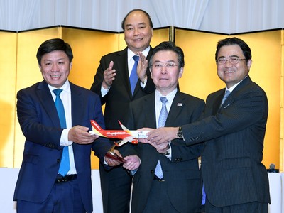 Thủ tướng Chính phủ Nguyễn Xuân Phúc (hàng 2) chứng kiến Lễ Công bố đường bay của Vietjet