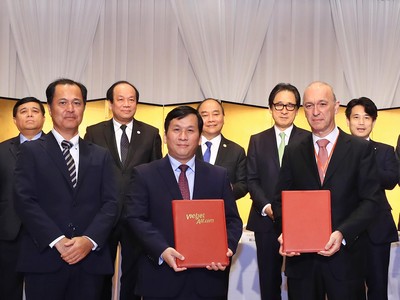 Ông Đinh Việt Phương, Phó tổng giám đốc Vietjet (hàng đầu, giữa) trao đổi văn kiện thoả thuận tài trợ vốn phát triển đội tàu bay với các đối tác Nhật Bản với sự chứng kiến của Thủ tướng Nguyễn Xuân Phúc và đại diện lãnh đạo cấp cao của Chính phủ Nhật Bản và Việt Nam.