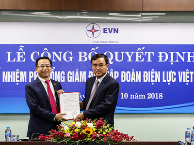 Chủ tịch Hội đồng thành viên EVN Dương Quang Thành (bên phải) trao Quyết định bổ nhiệm Phó Tổng giám đốc EVN cho ông Nguyễn Xuân Nam. (Ảnh: evn.com.vn).