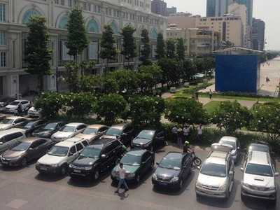 TPHCM đang tạm dừng thí điểm khoán xe công do vướng văn bản của Bộ Tài chính.