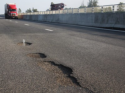Các vết bong tróc, ổ gà đoạn qua Km 45 Tam Kỳ - Đà Nẵng. Ảnh: Hiếu Thanh.