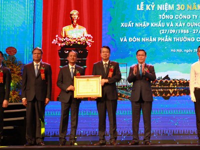 Tổng công ty vinh dự đón nhận Huân chương Lao động Hạng Ba tại lễ kỷ niệm 30 năm ngày thành lập.