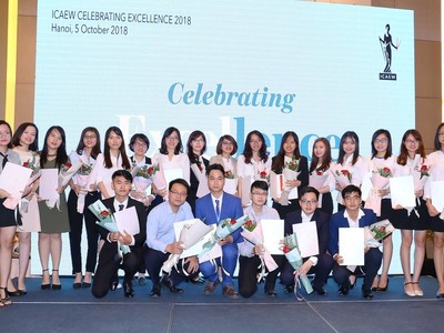 54 học viên Việt Nam đầu tiên nhận chứng chỉ quốc tế về tài chính, kế toán và kinh doanh CFAB