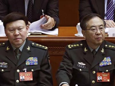 Trương Dương (trái) và Phòng Phong Huy, hai cựu tướng vừa bị khai trừ khỏi đảng Cộng sản Trung Quốc. Ảnh: AP.